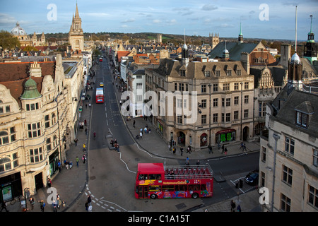 Vue sur High Street, dans la ville d'Oxford, Oxfordshire, England, UK Banque D'Images