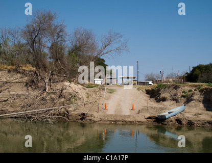 Rio Grande River Bank. Photo montre l'érosion des berges de la rivière sur le Texas de la rivière causés par les inondations dans l'été 2010. Banque D'Images