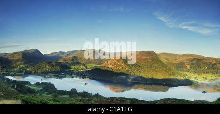 Vue panoramique sur les montagnes environnantes et d'Ullswater en été dans le Lake District Banque D'Images