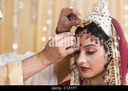 Couple performing Sindoor Daan cérémonie en mariage Bengali Banque D'Images