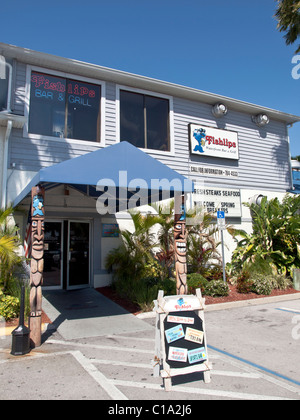 Fishlips Bar and Grill à Port Canaveral sur la côte Atlantique de la Floride avec Tiki et bars sportifs Banque D'Images