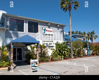 Fishlips Bar and Grill à Port Canaveral sur la côte Atlantique de la Floride avec Tiki et bars sportifs Banque D'Images