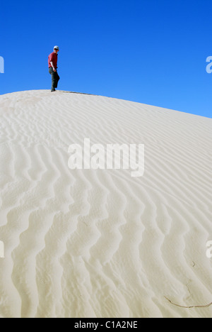 Homme debout sur les dunes de sable dans le quart vide, le sud de l'Oman, quart vide Banque D'Images