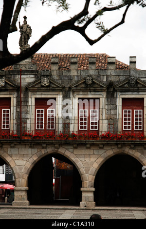 Détail de l'ancienne 'Paços Municipais' situé sur l'ancien quartier historique de la ville de Guimarães sur le Portugal. Banque D'Images