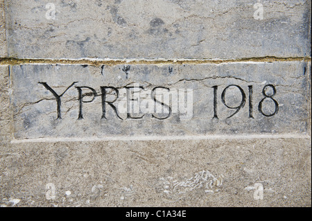 Ypres, 1918 WW1 pierre tombale au cimetière de Tyne Cot Banque D'Images