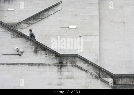 Le dirigeant d'une figure la montée des escaliers vers le haut de Waterloo Bridge à Londres, Angleterre Banque D'Images
