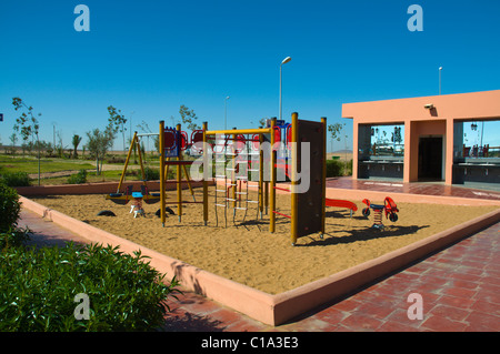 Aire de jeux pour enfants à un arrêt de repos le long d'autoroute près de Marrakech Maroc central en Afrique du Nord Banque D'Images