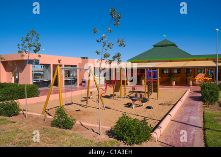 Aire de jeux pour enfants à un arrêt de repos le long d'autoroute près de Marrakech Maroc central en Afrique du Nord Banque D'Images