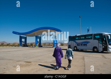 Arrêt de repos le long d'autoroute près de Marrakech Maroc central en Afrique du Nord Banque D'Images