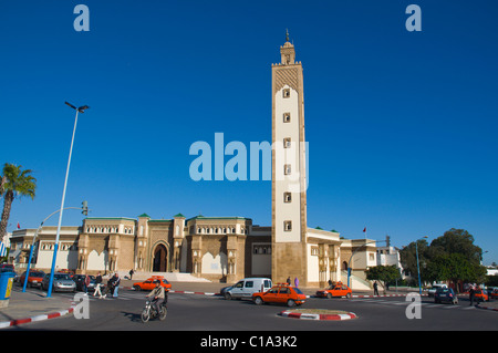 La circulation en face de la mosquée Mohammed V Nouveau quartier Talborjt Agadir Souss l'Afrique du sud du Maroc Banque D'Images