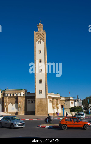 La circulation en face de la mosquée Mohammed V Nouveau quartier Talborjt Agadir Souss l'Afrique du sud du Maroc Banque D'Images