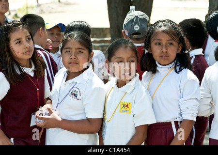 Visages de jeunes filles mexicaines l'école de catégorie enfants sur sortie scolaire aux ruines de l'ancienne capitale zapotèque de Monte Alban Banque D'Images