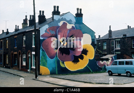 Pansy wall painting street art à la fin d'une rangée de maisons mitoyennes terne par les artistes Walter Kershaw et Eric Kean dans le Lancashire England UK 1975 KATHY DEWITT Banque D'Images