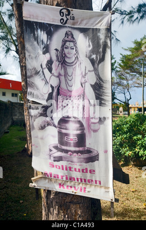 Bannière accrochée à un arbre Mariamen Kovil Temple, la solitude, l'Ile Maurice Banque D'Images