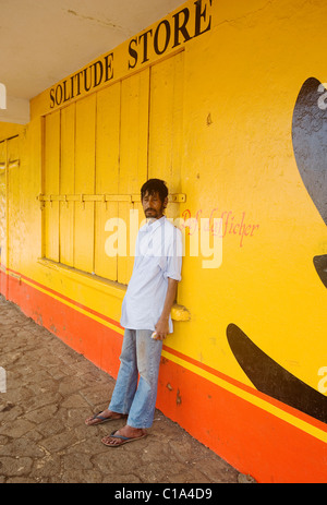 Homme de la région attendent devant la solitude, la solitude, l'Ile Maurice Boutique Banque D'Images