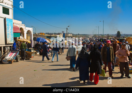 Le souk de la place du marché principal sur occupation samedi après-midi ville d'Inezgane près d'Agadir l'Afrique du sud du Maroc Souss Banque D'Images