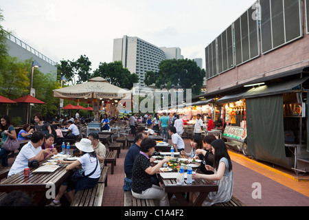 Diners à Makansutra Gluttons Bay food court. Marina Bay, Singapour Banque D'Images