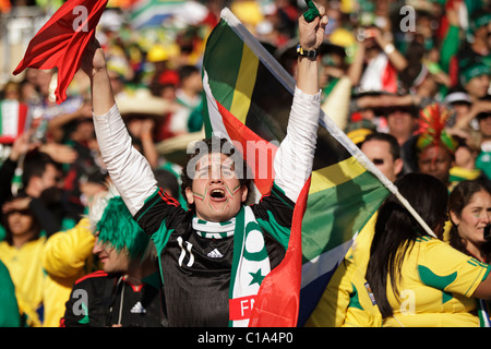 Un partisan du Mexique cheers son équipe du match d'ouverture de la Coupe du Monde FIFA 2010 tournament entre l'Afrique du Sud et le Mexique. Banque D'Images