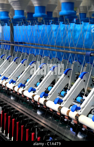 Production de fils de coton dans une usine de textile Banque D'Images