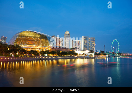 Esplanade - Theatres on the Bay et de la Singapore Flyer au crépuscule. Marina Bay, Singapour Banque D'Images