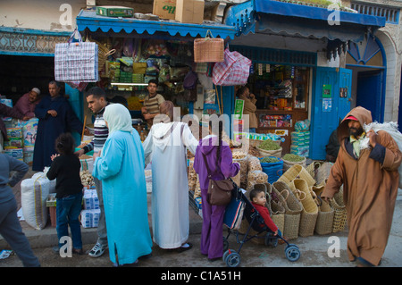 Boutiques le long de l'Avenue Mellah dans Zorktouni l'ancien quartier juif Essaouira Maroc central en Afrique du Nord Banque D'Images