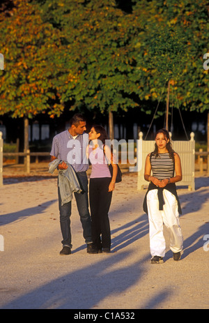 Jeune homme français de jeunes femmes amis se réunissant autour de jardin des Tuileries, Jardin des Tuileries, Paris, Ile-de-France, France, Europe Banque D'Images