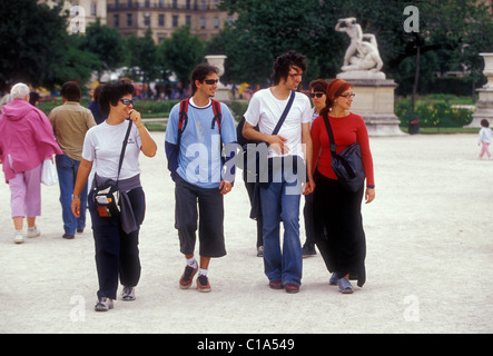 Les Français, les jeunes hommes, les jeunes femmes, des couples, amis, touristes, marche, marche, le Jardin des Tuileries, Paris, Ile-de-France, France, Europe Banque D'Images