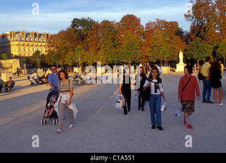 Les Français, hommes et femmes ensemble amis marchant dans le jardin des Tuileries, Jardin des Tuileries, Paris, Ile-de-France, France, Europe Banque D'Images