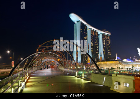 L'Helix Bridge et Marina Bay Sands de Singapour. Marina Bay, Singapour Banque D'Images