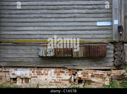 Old rusty mail boxes sur mur en bois de la maison de village russe Banque D'Images