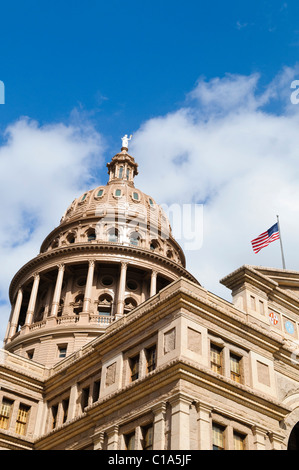 AUSTIN, Texas, États-Unis — Dôme du bâtiment du Capitole de l'État du Texas à Austin, Texas. À 308 pieds de haut, c'est la plus haute des capitales d'État des États-Unis et le seul bâtiment législatif américain le plus haut est le Capitole des États-Unis à Washington DC. Conçu par Elijah E. Myers et construit dans les années 1880, le bâtiment est inscrit sur le registre national des lieux historiques et est désigné comme site historique national. Le bâtiment est construit dans le style Renaissance italienne. Banque D'Images