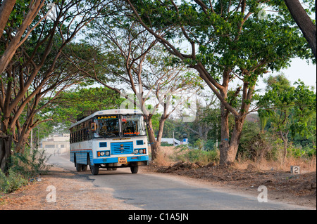 Indian bus / autocar voyager tôt le matin à la campagne. L'Andhra Pradesh, Inde Banque D'Images