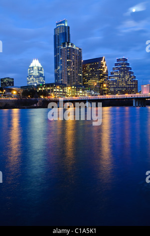 L'horizon de la ville de centre-ville d'Austin, Texas, vus de l'autre bout de la ville du lac. Banque D'Images