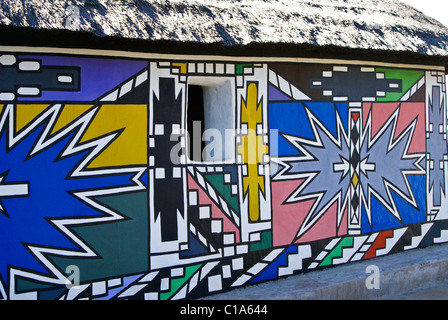 Conception géométrique Ndebele traditionnel sur house, Botshabelo, Afrique du Sud Banque D'Images