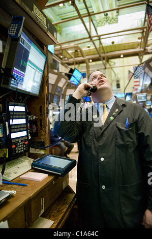 Un trader sur le parquet de la Bourse de New York prendre une commande par téléphone. Banque D'Images