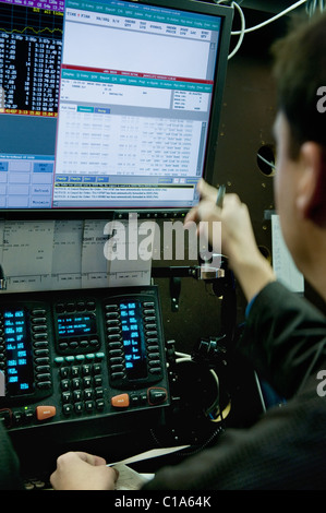 Un trader sur le parquet de la Bourse de New York la gestion du commerce de détails sur l'écran d'un ordinateur. Banque D'Images