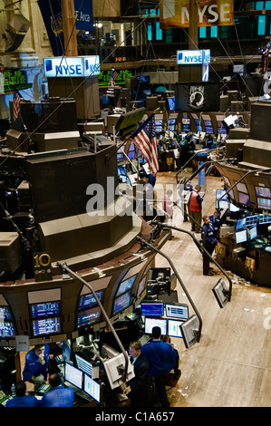 Le personnel de salle de marché sur le parquet de la Bourse de New York. Banque D'Images