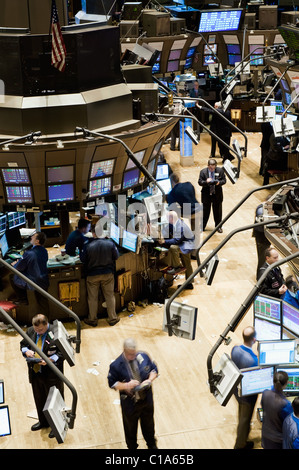 Le personnel de salle de marché sur le parquet de la Bourse de New York. Banque D'Images