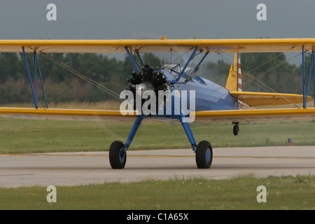 Modèle 75 Boeing-Stearman Kaydet, PT-13, LA DEUXIÈME GUERRE MONDIALE avions d'entraînement de base sur biplan au décollage, la queue relevée. Banque D'Images