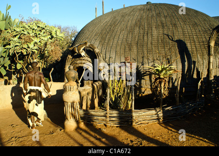 Guerrier zoulou et sangoma's house, Shakaland, Afrique du Sud Banque D'Images