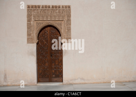 Autour de sculptures texturé avec porte sculptée en arabe, au cours des palais de l'Alhambra de Grenade, Espagne Banque D'Images