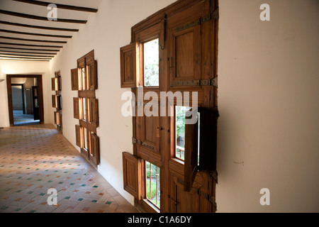 Couloir avec plusieurs fenêtres. Palais de l'Alhambra, Grenade, Andalousie Espagne. Banque D'Images