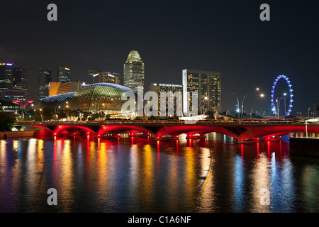 Pont de l'Esplanade et l'Esplanade - Theatres on the Bay building illuminé de nuit, à Singapour Banque D'Images