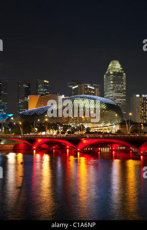 Pont de l'Esplanade et l'Esplanade - Theatres on the Bay building illuminé de nuit, à Singapour Banque D'Images