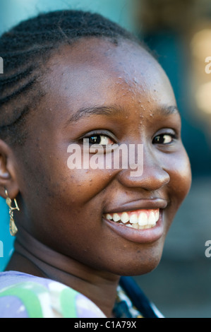 Jeune femme dans la vieille ville de Pierre, Lamu, Kenya Banque D'Images