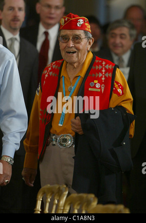 Code Navajo talker Frank Chee Willetto Omnibus à la Loi sur la gestion des terres publiques de l'année 2009 dans l'East Room de la Maison Blanche. Banque D'Images