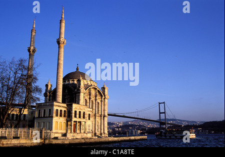 La Turquie, Istanbul, mosquée Ortakôy et pont du Bosphore Banque D'Images