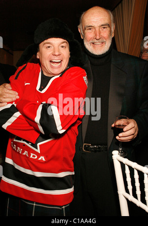 Mike Myers et Sean Connery Seventh Annual Dressed To Kilt charity fashion show au profit des Amis de l'Ecosse - backstage Banque D'Images