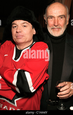 Mike Myers et Sean Connery Seventh Annual Dressed To Kilt charity fashion show au profit des Amis de l'Ecosse - backstage Banque D'Images