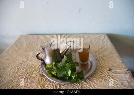 L'un la Menthe thé à la menthe au souk, marché de l'Al-Had Agadir Souss sud Maroc le nord-ouest de l'Afrique Banque D'Images